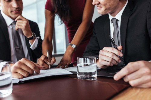 La línea divisoria entre rentas de tercera o cuarta categoría en los servicios legales