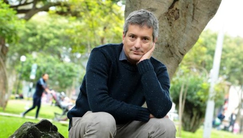 'Y líbranos del mal', la nueva novela de Santiago Roncagliolo
